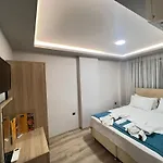 Gloria 4*